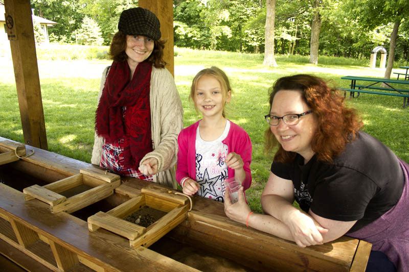 Prospector'sCreek_7 Guests Panning at Prospector Creek